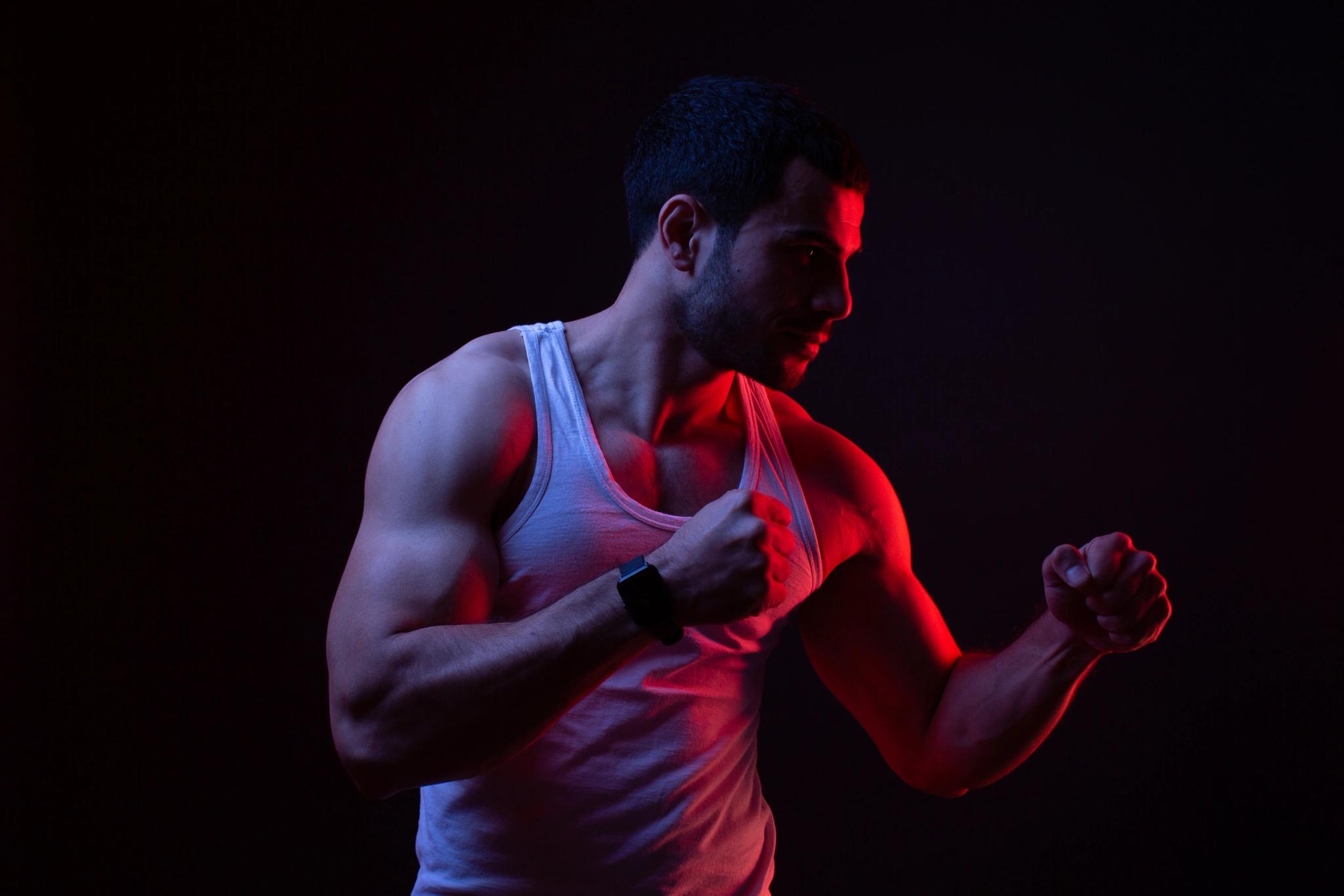 Homme athlétique en cours de sport connectés avec montre intelligente