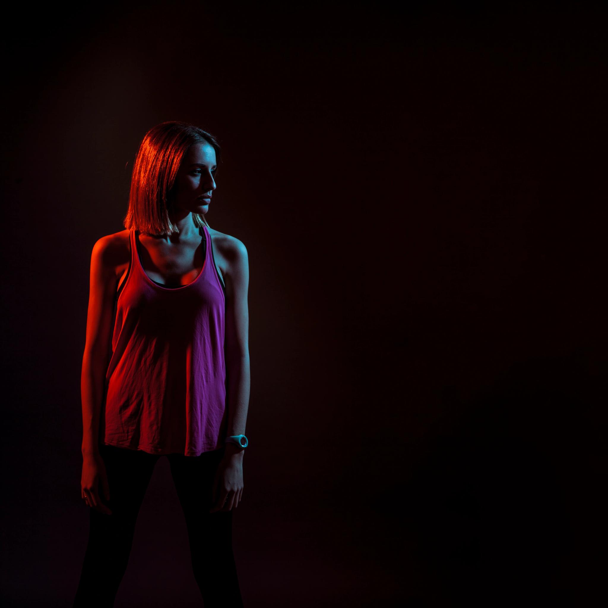 Femme en tenue de sport connectée suivant un cours de sport en ligne