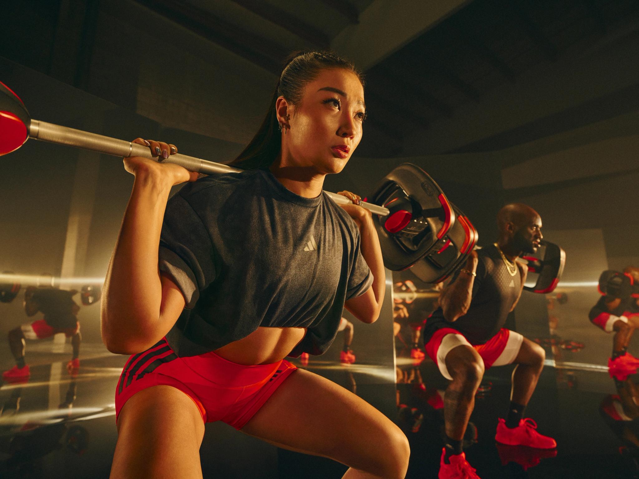 Cours de fitness collectif à Webody Saint-Orens avec femme pratiquant la musculation aux haltères