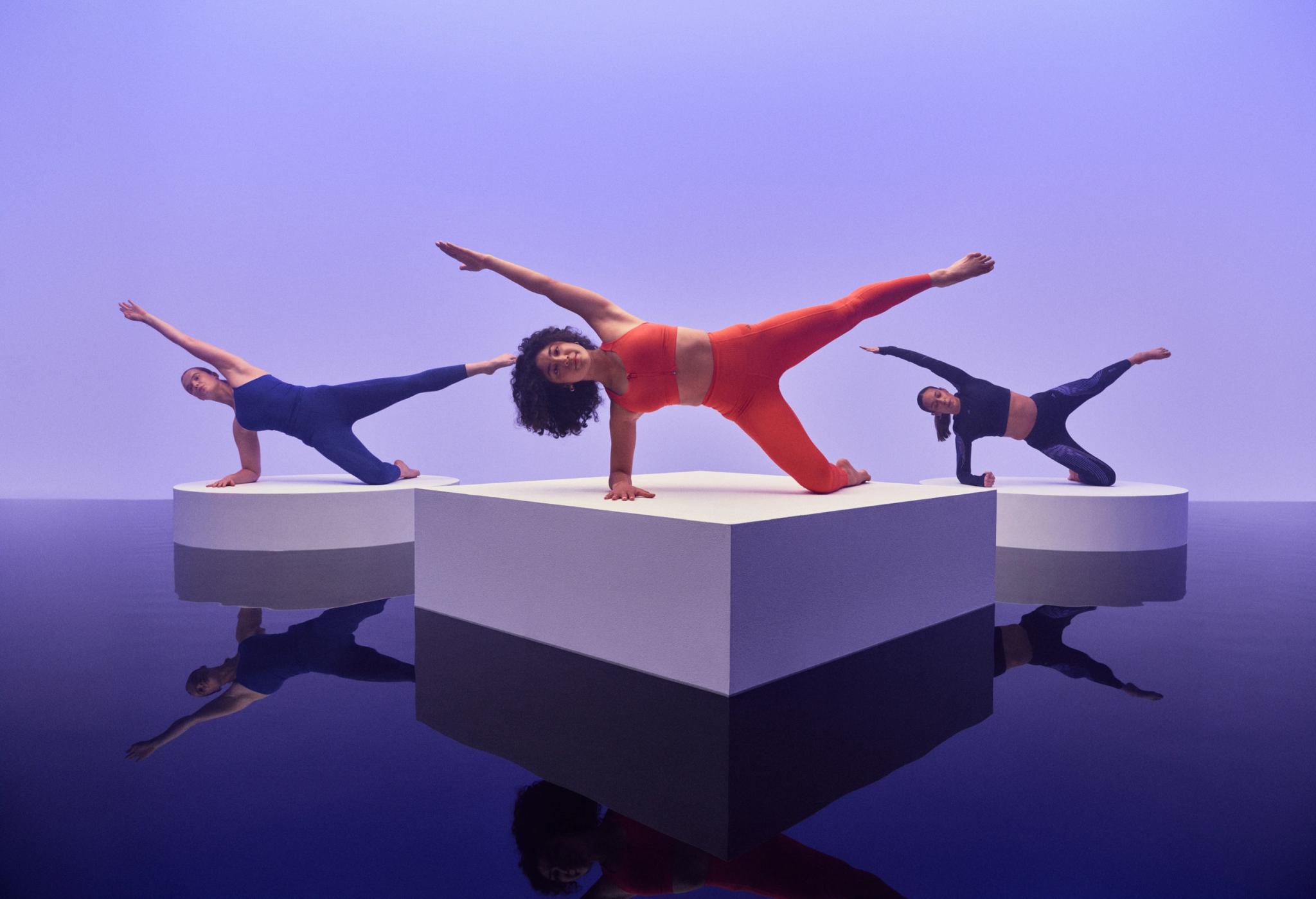 Trois personnes pratiquant le yoga sur des plateformes avec Webody à Saint-Orens