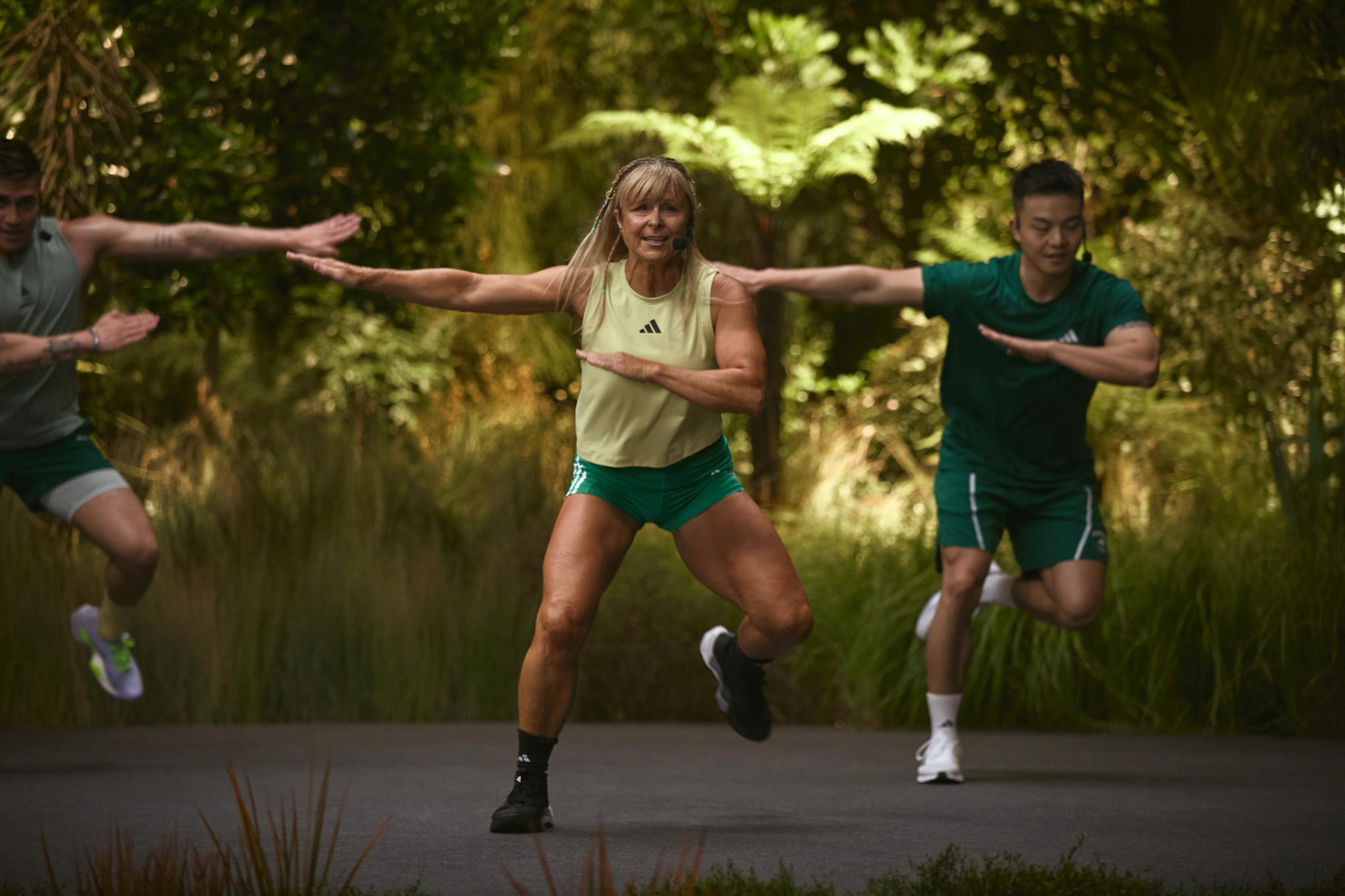 Groupe de sportifs en train de courir ensemble à Webody Saint-Orens dans un parc verdoyant