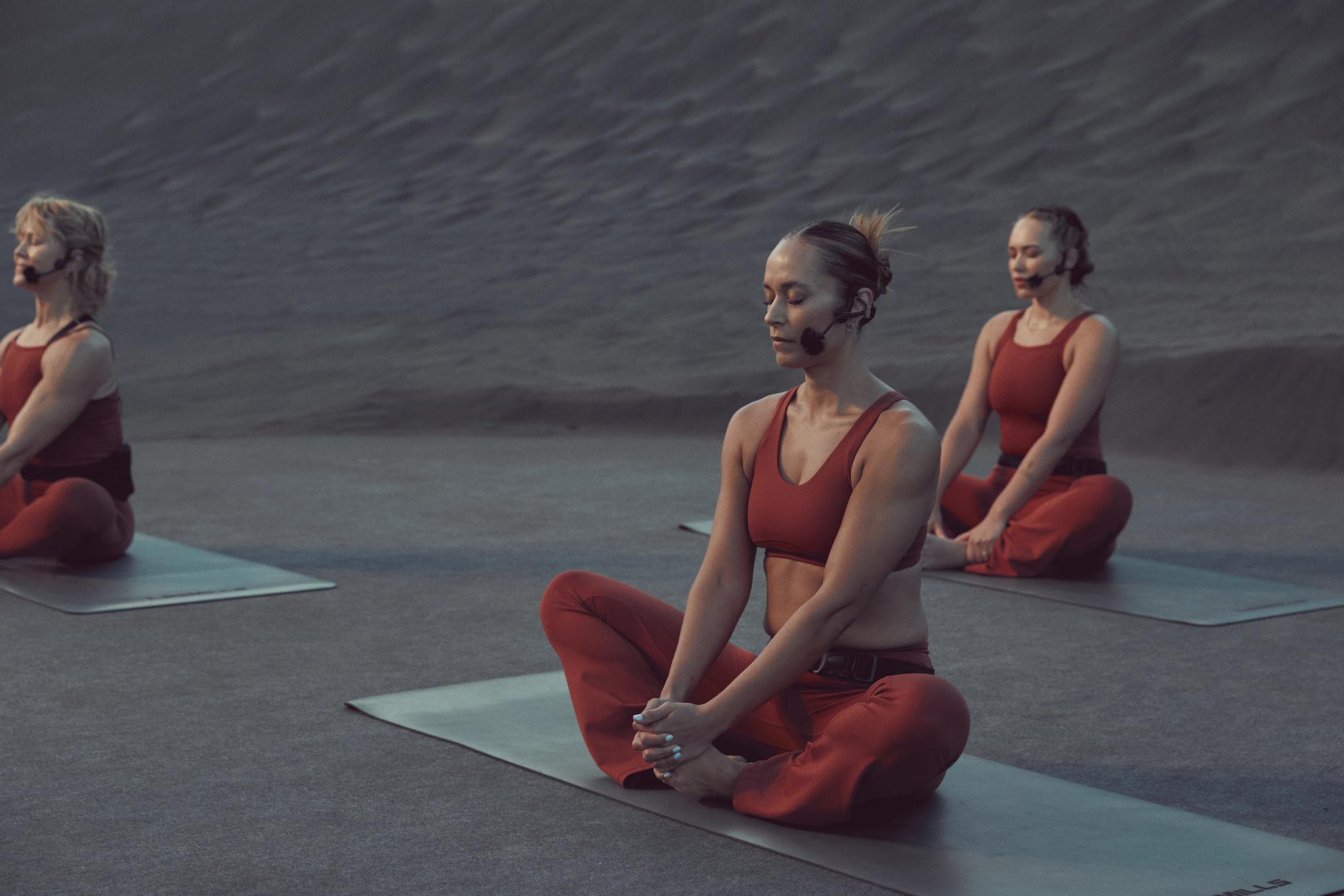Cours de yoga Webody à Saint-Orens avec femmes en tenue rouge sur tapis de méditation