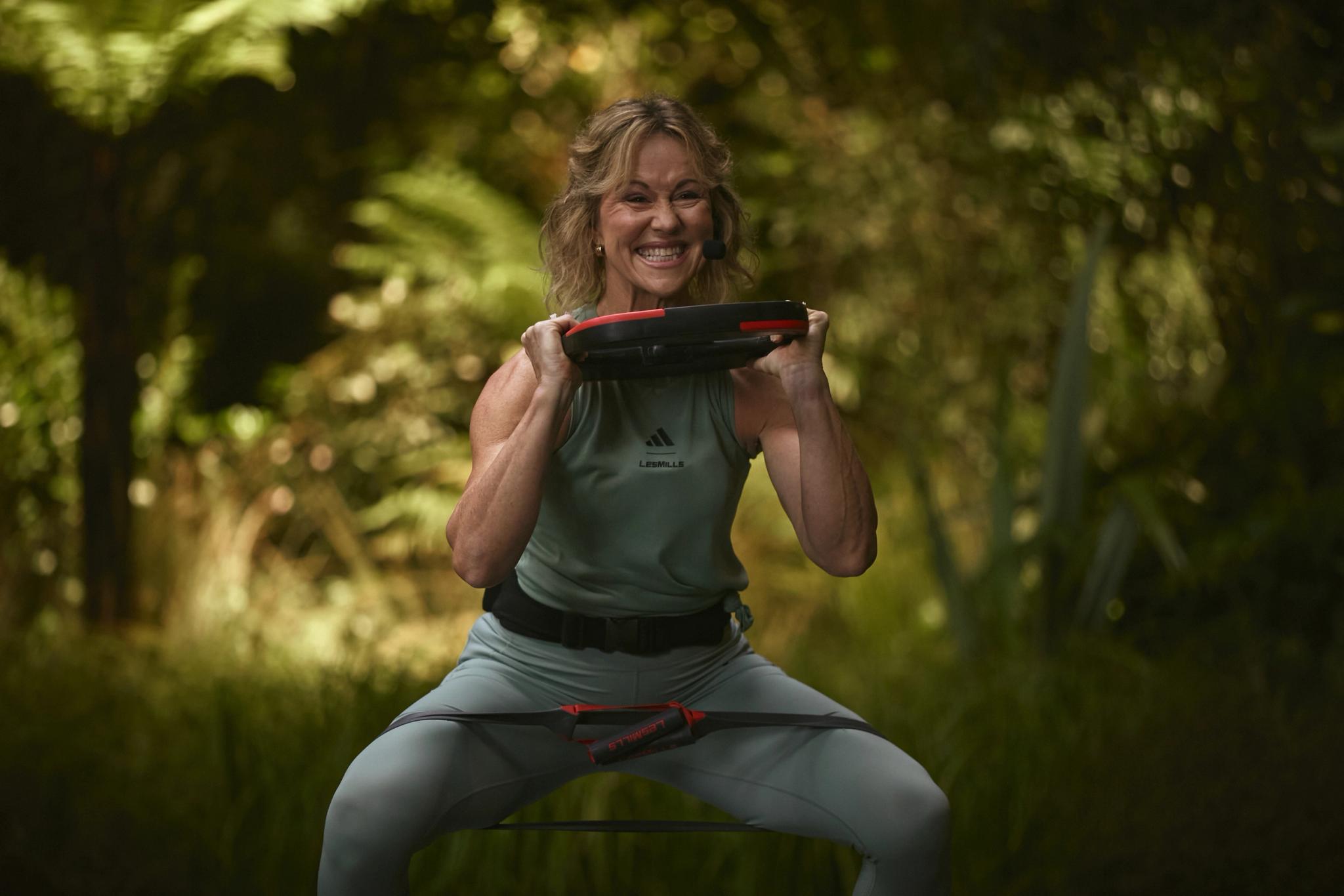 Femme souriante pratiquant le fitness avec un disque Webody à Saint-Orens en plein air
