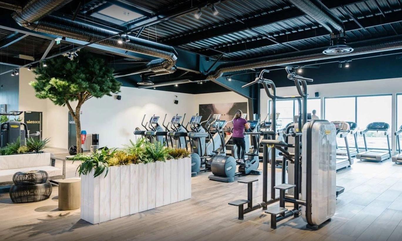 L'équipe de Webody accueille les membres dans une salle de sport moderne équipée