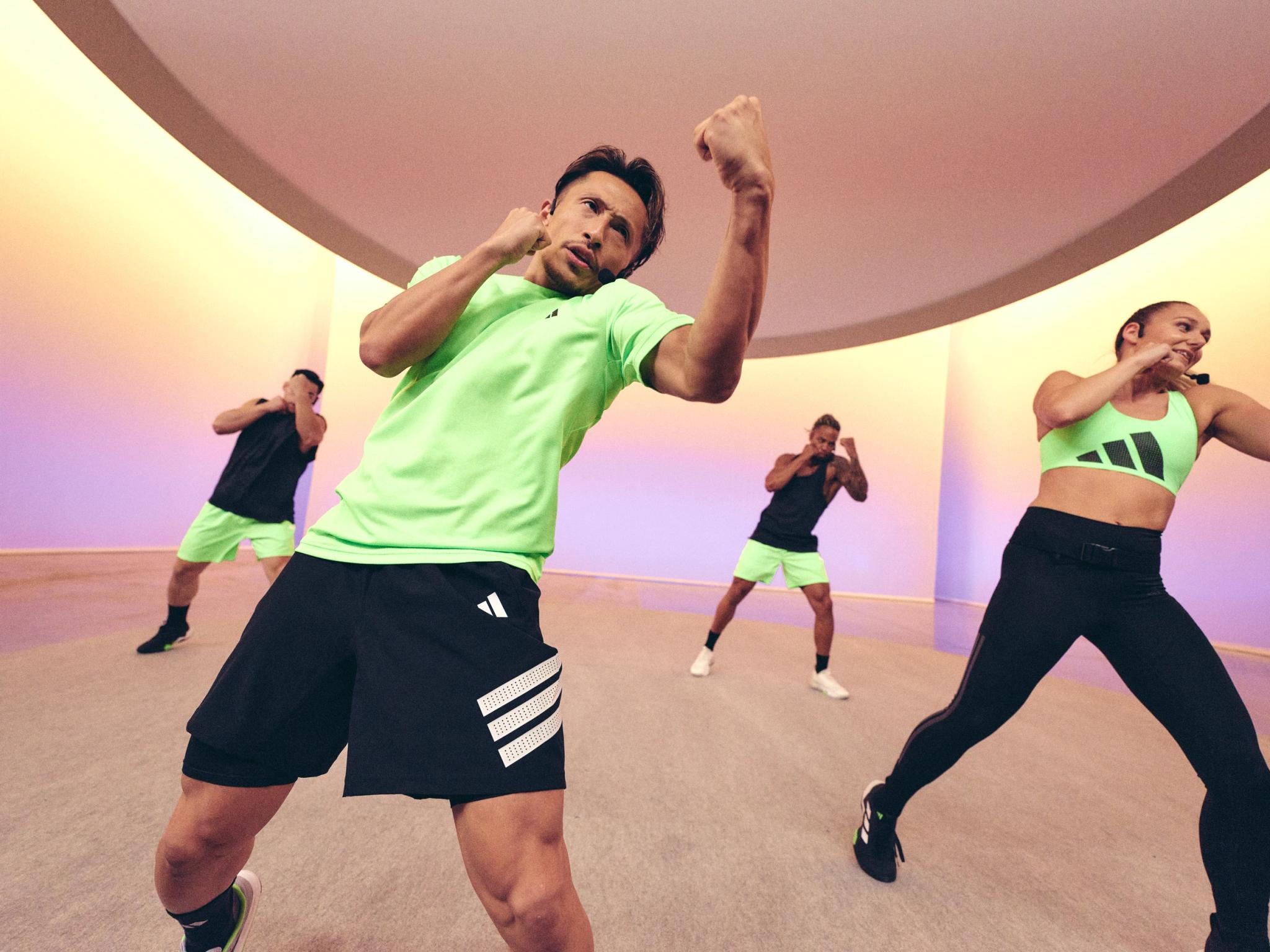 Cours de fitness collectif à Webody Saint-Orens avec instructeurs en tenue de sport Adidas dans une salle moderne