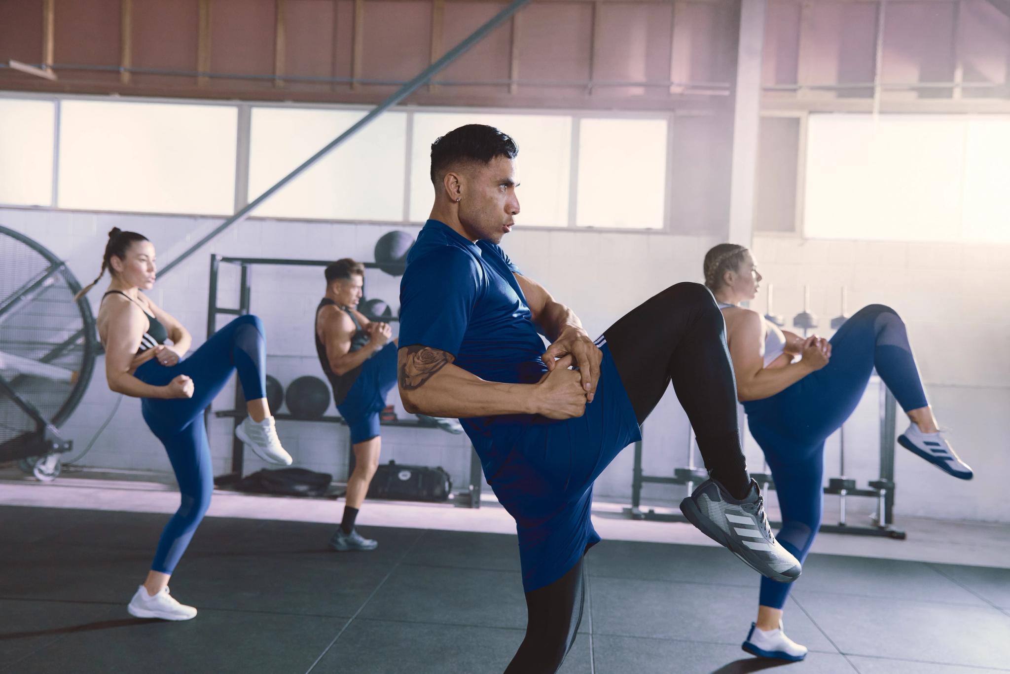Cours de fitness collectif à Webody Saint-Orens avec des participants en tenue de sport effectuant des exercices cardio