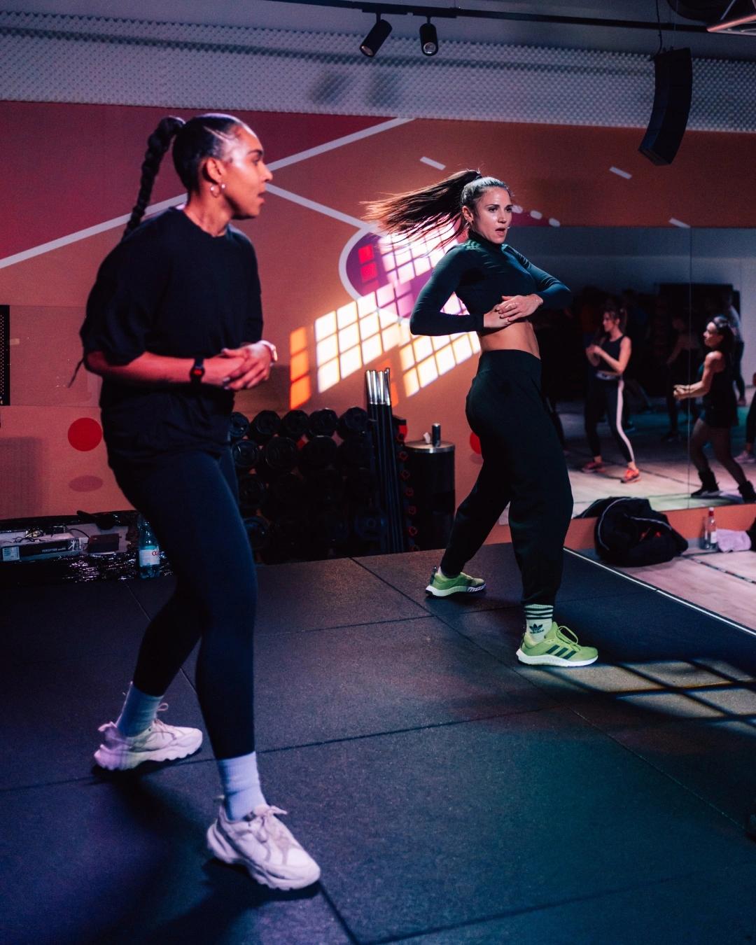 Femmes s'entraînant dans une salle de sport à Saint-Orens avec équipements modernes