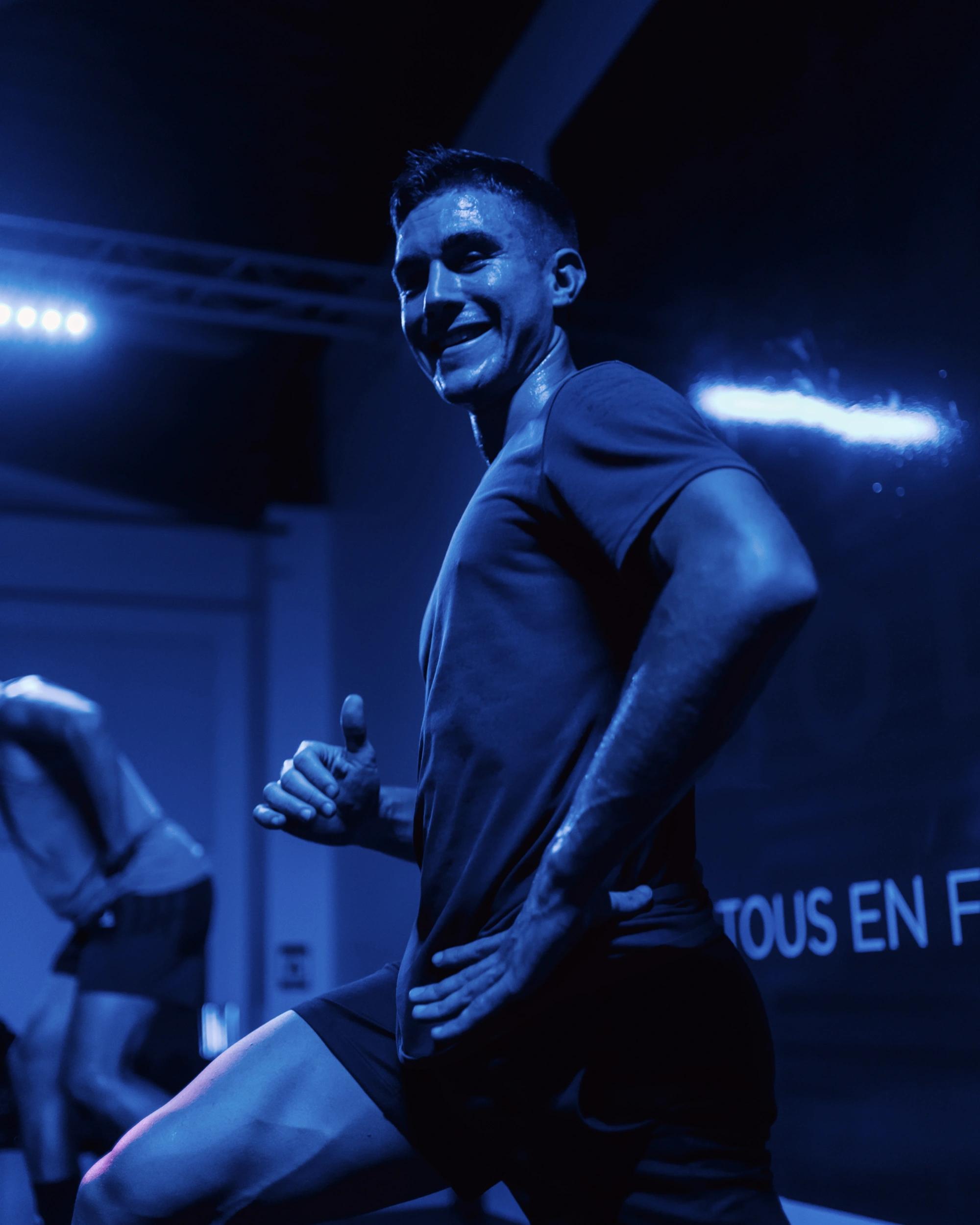 Homme souriant en tenue de sport dans une salle de sport à Saint-Orens pendant un entraînement