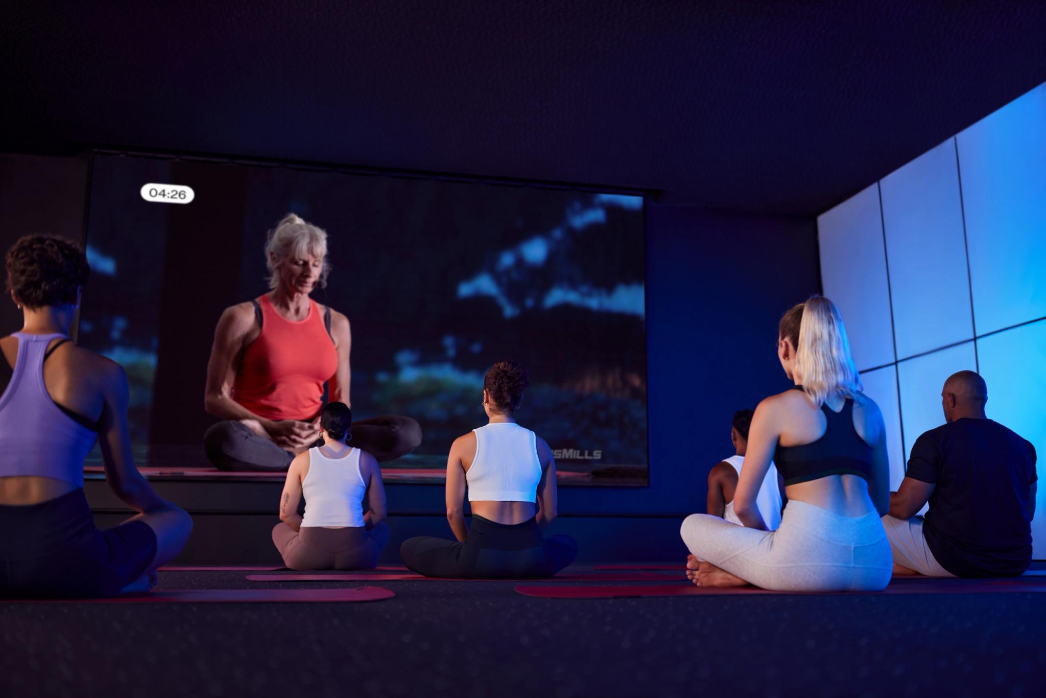 Cours de fitness en ligne Webody à Saint-Orens avec instructrice sur écran géant