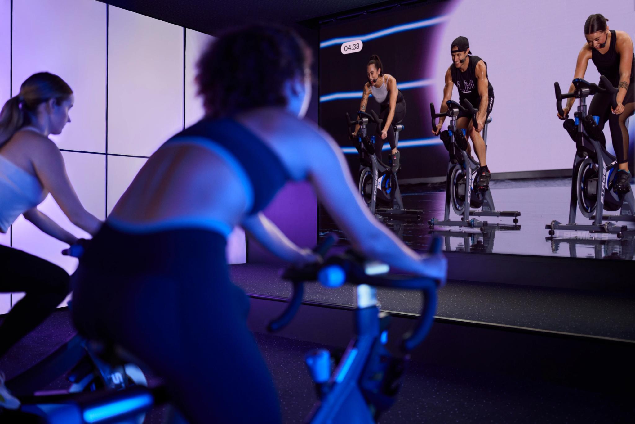 Classe de vélo indoor dynamique à Webody Saint-Orens avec instructeur et participants motivés