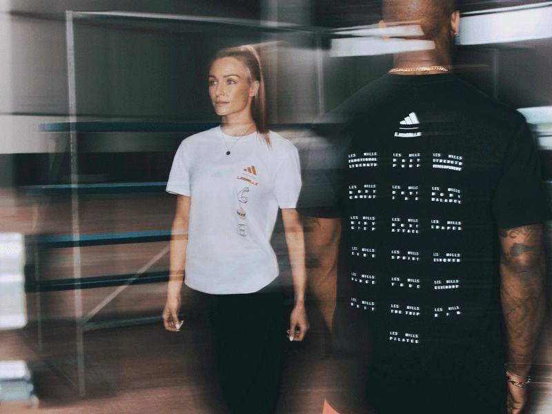 Couple dans une salle de sport à Saint-Orens portant des vêtements de fitness