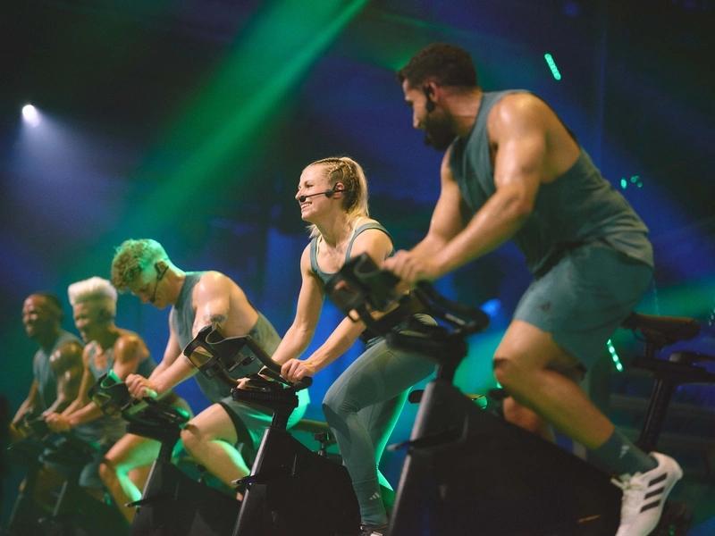 Cours de fitness collectif en salle de sport à Saint-Orens avec instructeur et participants