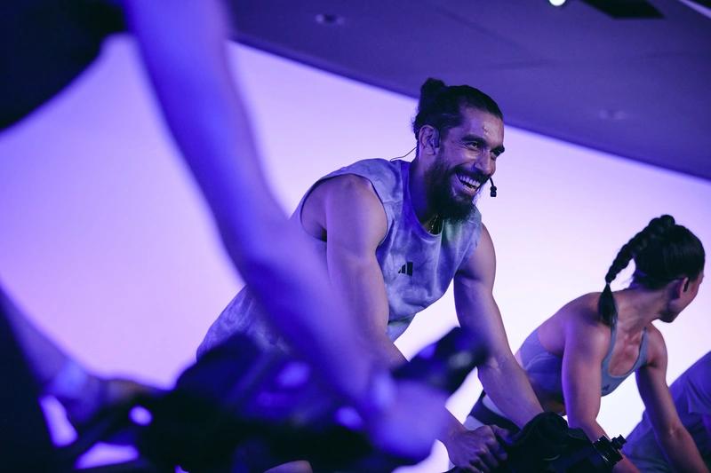Cours de fitness dynamique en salle de sport à Saint-Orens avec instructeur motivant