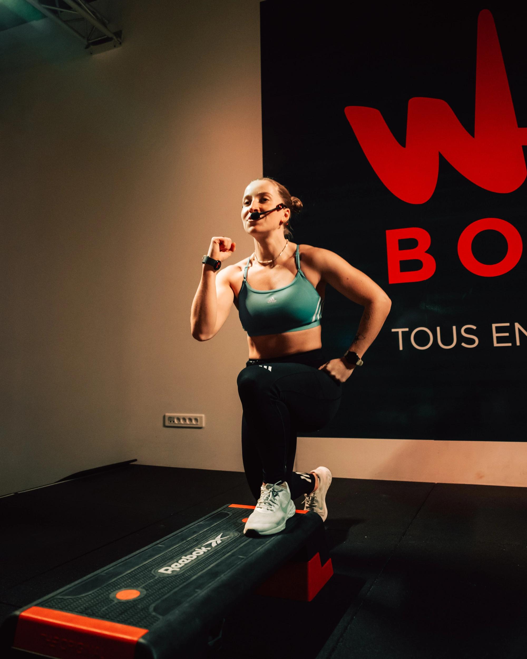 Femme en tenue de sport courant sur tapis de course en salle de sport à Saint-Orens