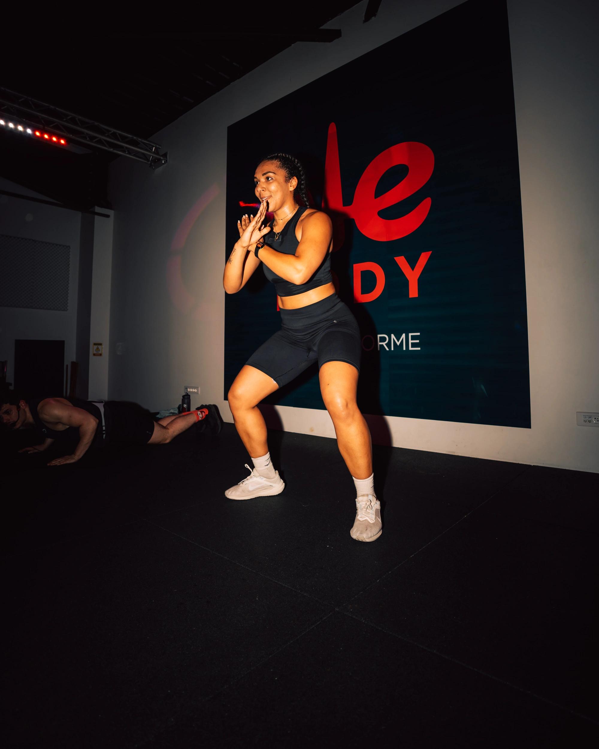 Instructeur fitness en action dans une salle de sport à Saint-Orens durant un cours collectif dynamique